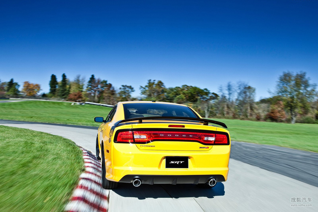 2012款道奇charger srt8 super bee     提示:支持键盘翻页 ←左