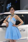 2013青岛国际车展车模风采-蓝衣车模 