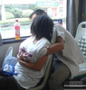 公交车上遭揉胸 情侣不雅行为无法直视