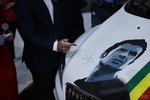 “魔鬼”菲戈现身力帆发布会 亲笔签名汽车和足球