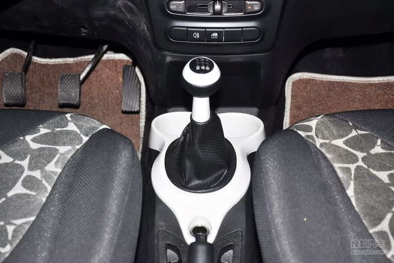 【奇瑞新QQ 2013款1.0 手动 快乐版内饰图片t