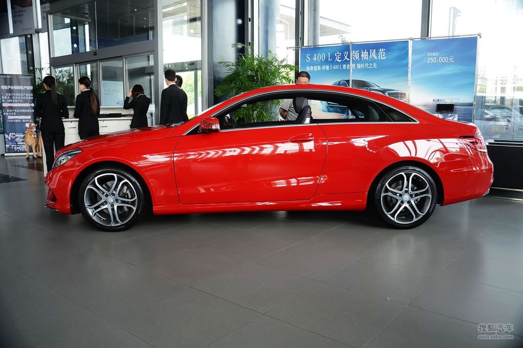 【奔驰E级双门 2014款E200 Coupe外观红色高
