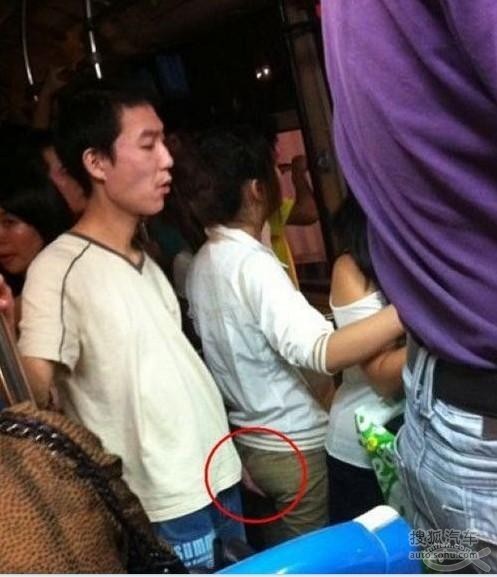 美女公交遭遇咸猪手全程推都推不开-综合图片-