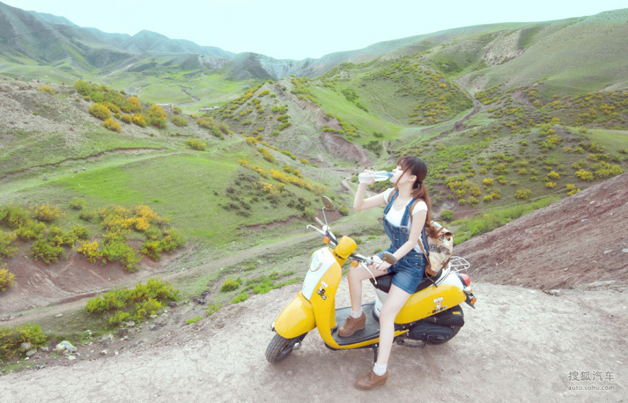 <em>90后</em>车模车上姿势撩人 童颜巨乳尺度<em>大胆</em>(256