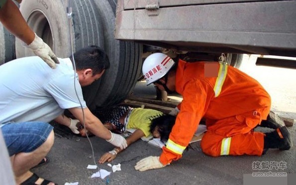 <em>女孩</em>卷入车底<em>下半身</em>被碾压 <em>身体</em>伤重坚强待救