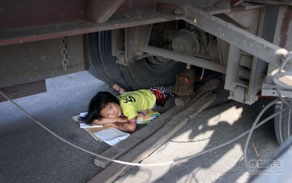 <em>女孩</em>卷入车底下半身被碾压 <em>身体</em>伤重坚强待救