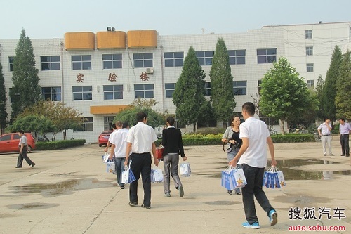 保定朋乐走进易县实验中学 致敬老师