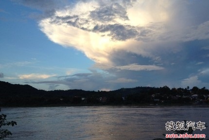 过境老挝 亲吻湄公河 途观带我一路前行_【云