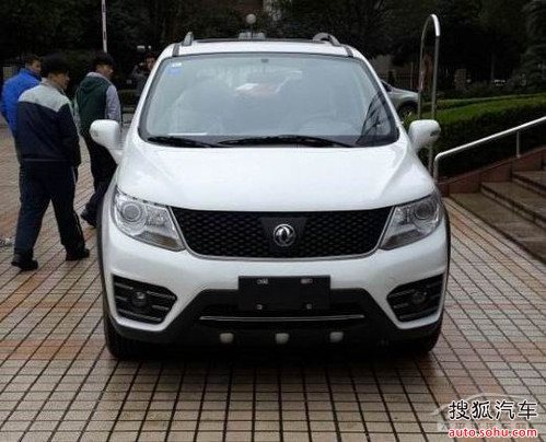 前保险杠的造型也随之调整,下护板大面积银色装饰换三条竖直的样式,前