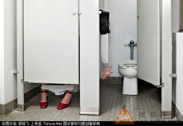 可怜美女上厕所,发现没有纸。- 搜狐车会