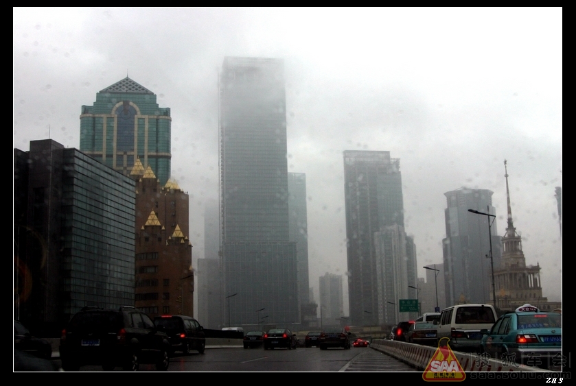 细雨蒙蒙下的延安路高架- 搜狐车会