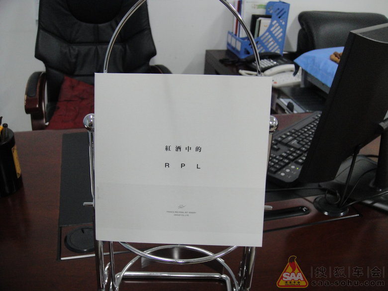 胶垫刚被狮友们装完.打开红酒领取记录本:啤酒肚等人的名字高清图片
