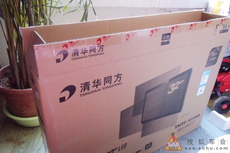 一直很喜欢做手工,也曾经用洗衣机的纸箱给娃做了个小房子,所以这次信心满满。为了让拼出来的架子更美观,我首先采用了纸箱达人们管用的手法雕板拼接。就是按照尺寸裁成纸板,然后再将这些纸板拼成箱子。这样做的好处是,承重强、易包装。