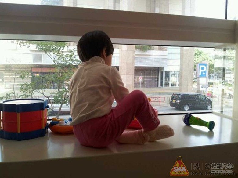 又开着胖五带女儿去儿童乐园玩了_荣威550车