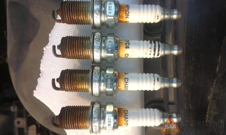 大家帮忙看看2.0狮跑的火花塞是不是该换了_狮