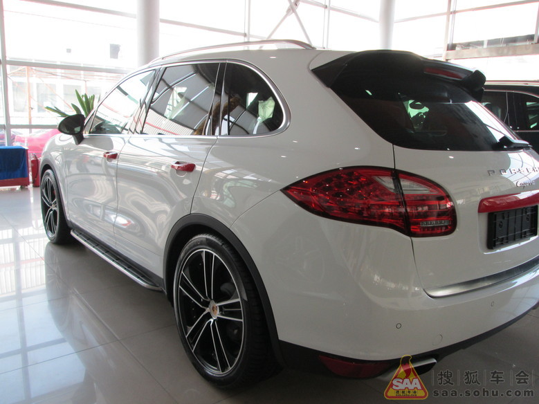 卡扎菲最美女保镖遭人轮女干 - 卡宴车友会