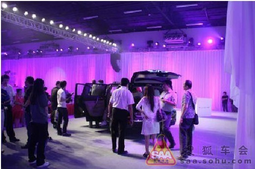 超载10个人,手机实拍看新汉兰达怎么玩爬坡 - 