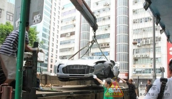 阿斯顿马丁one77 全球最昂贵的车祸高清图片