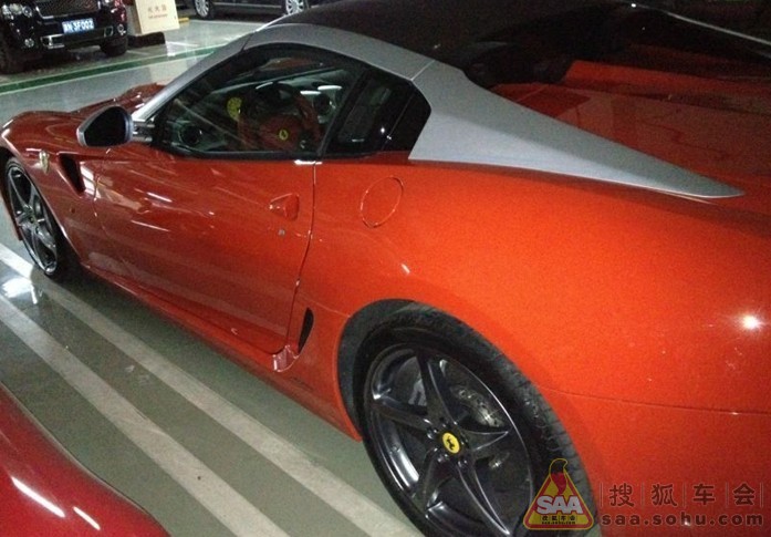 北京停车场里惊现法拉利599敞篷版!红色!_法拉