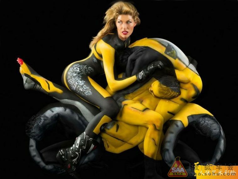 人体彩绘艺术组合撞毁汽车