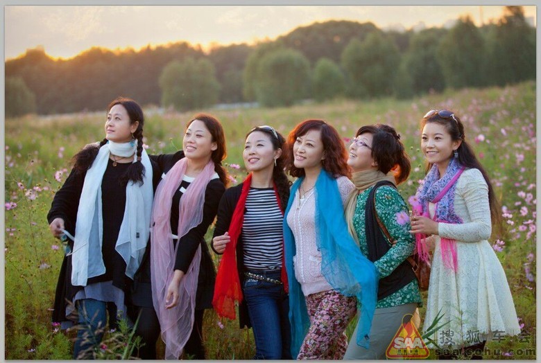 洁白的<em>纱巾</em>在<em>美女</em>身边飘逸多姿_中国自驾游户