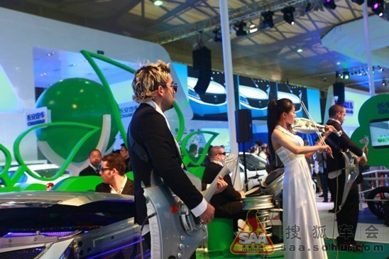 劲爆!星光大道新贵AREM乐队亮相长安展台!