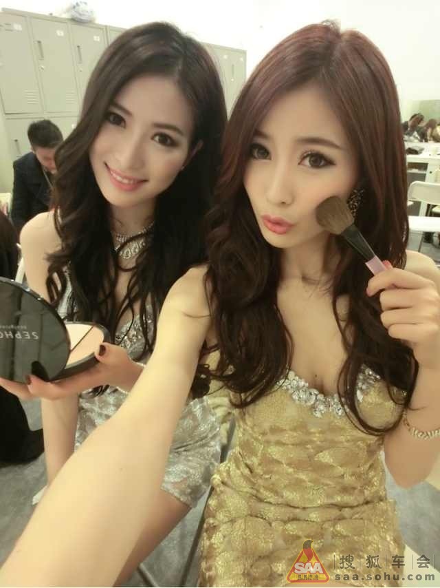 上海国际车展最美女模特 酷似林志玲的双胞胎