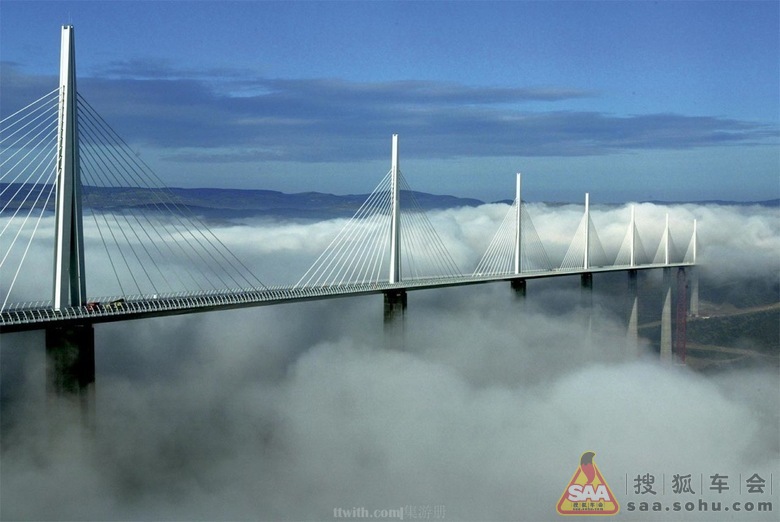 行驶于苍茫云海间 法国米约大桥