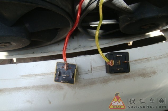 试验效果:实验了30多分钟发现风扇老是低速运转,而我要高速才能看到喷水的效果,进入车内一看原来外面35度而车内已经18度了,怪不得。马上把两边车门大打开,加油才风扇高速运转一小会也就是说喷水一小会。不光是风扇高速得到控制,而且空调效果真的好很多。特别和适在城市中走走停停。但我发现富康车的风扇在散热器外面,水雾打在高速转动的风扇上有很多水甩了出来,流在地上。水是宝贵不能浪费一点经过研究把水喷头改到了这个地方。实验在一分多钟的喷水中无一点水流出来了,水直接喷在冷凝器上一点没有浪费。(空调冷凝器结构本身就有储水