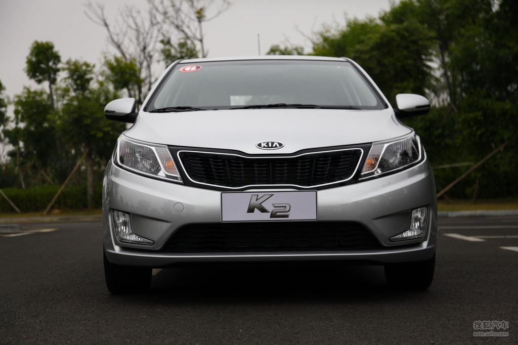 起亚k2两厢