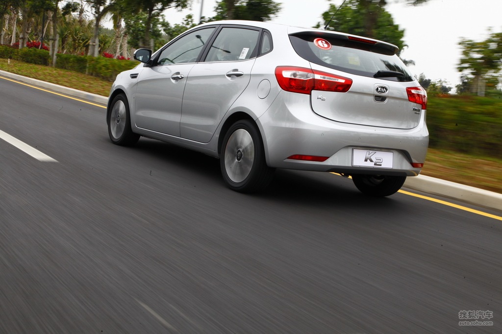 起亚k2两厢