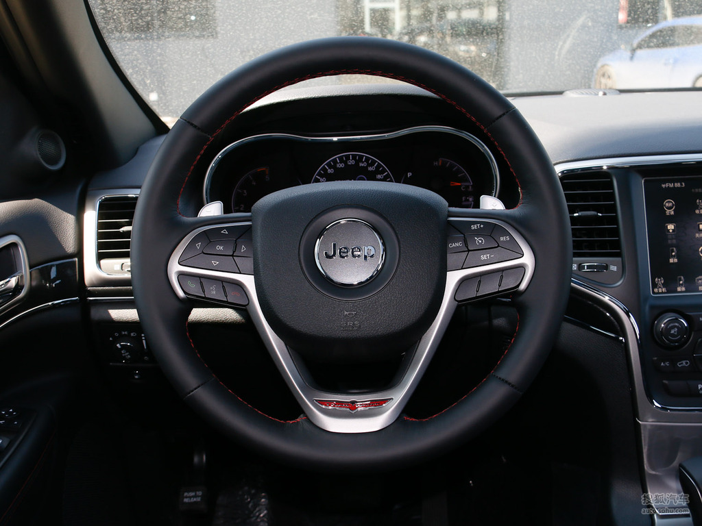 2017款jeep大切诺基trailhawk版方向盘提示支持键盘翻页左右