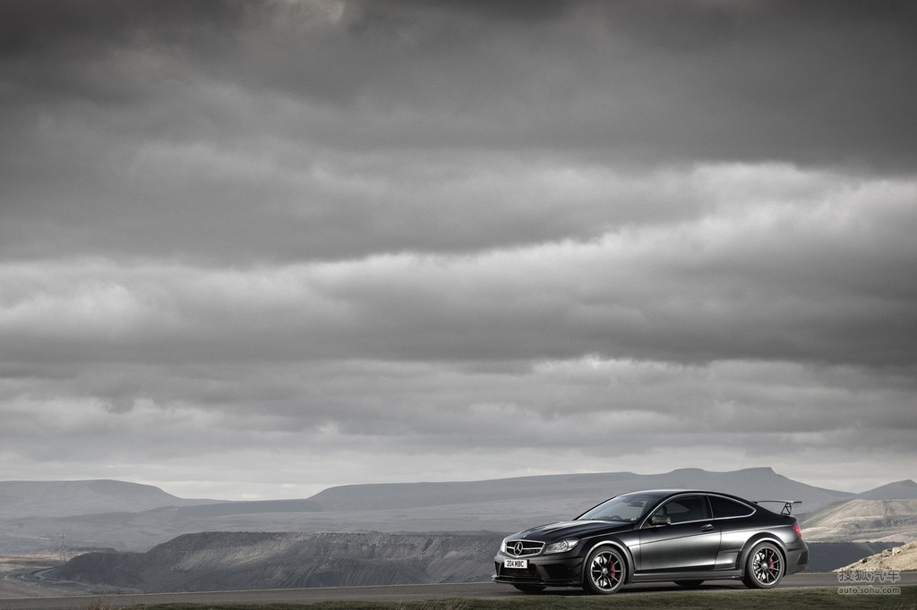 58万     询底价看配置 图片描述   常规款c63 amg coupe车型451马力