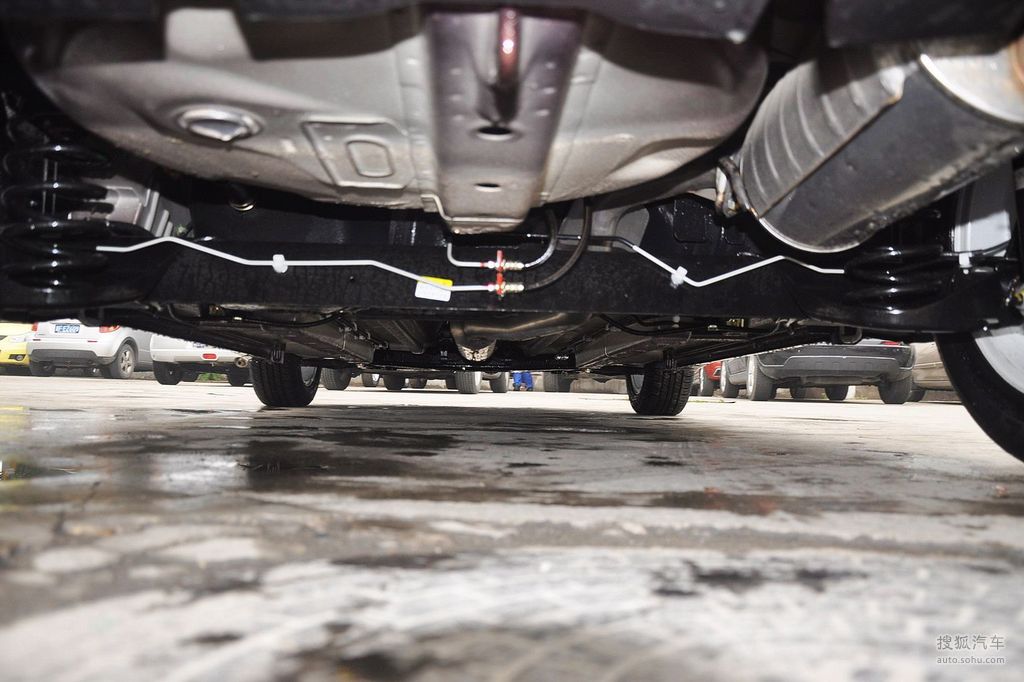 2013款铃木雨燕15l自动运动型底盘全景