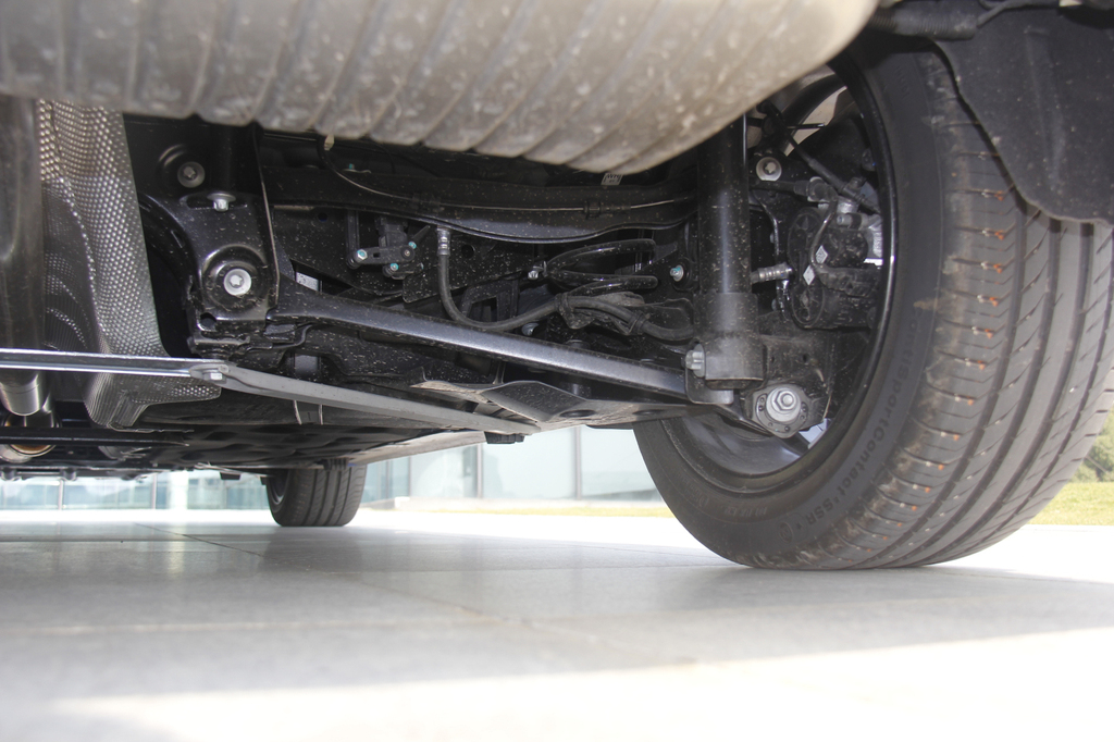 【 宝马1系三厢高清图片】_2017款 118i 设计套装型_底盘发动机_搜狐