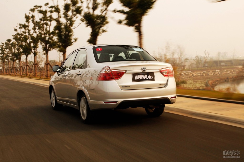 铃木利亚纳a6三厢