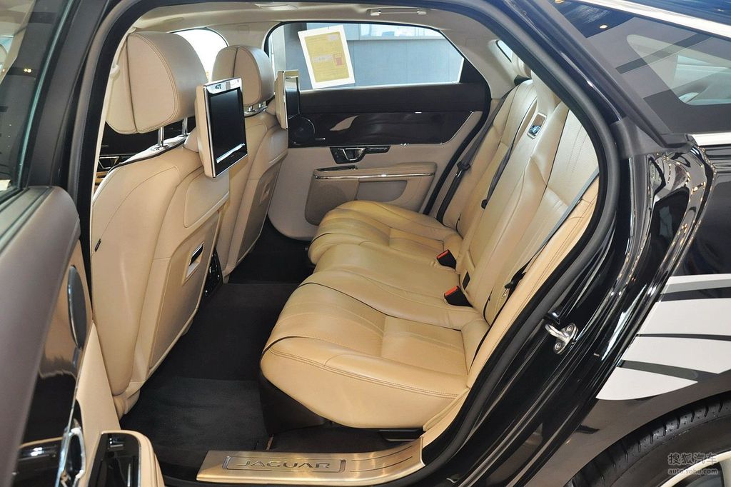 左 右→外观颜色:圣托里尼色内饰颜色:腰果色真皮内饰捷豹xj4s店