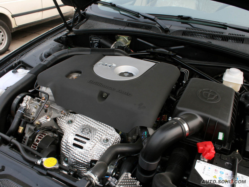 搜狐汽车>图库>中华>中华>尊驰>09款中华尊驰到店实拍 - 发动机特写