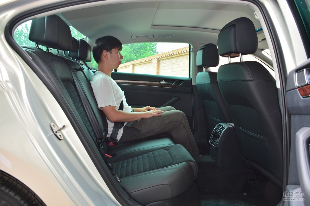 2018款大众迈腾 330tsi dsg 尊贵型 - 后排空间提示:支持键盘翻页