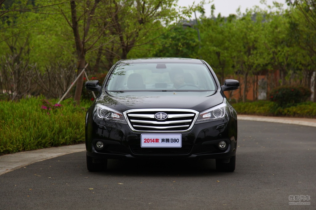 2014款奔腾b9018t尊贵型试驾实拍