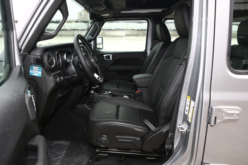 2019款jeep牧马人四门版20tsahara四门电动敞篷版国vi前排空间提示