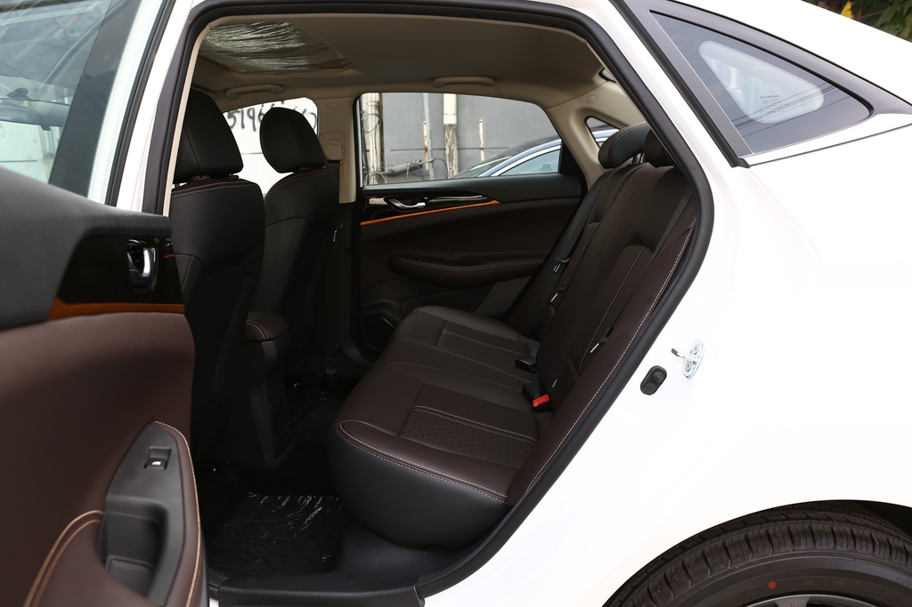 【 长安逸动dt高清图片】_空间展示_搜狐汽车网