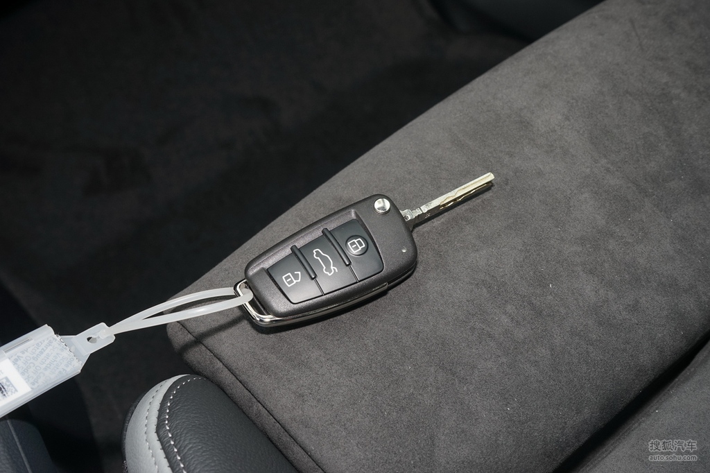 2021款 奥迪q3 35 tfsi 时尚动感型 - 汽车钥匙提示:支持键盘翻页