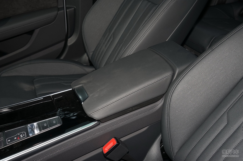 2021款 奥迪rs7 sportback - 前排中央扶手提示:支持键盘翻页 ←左 右