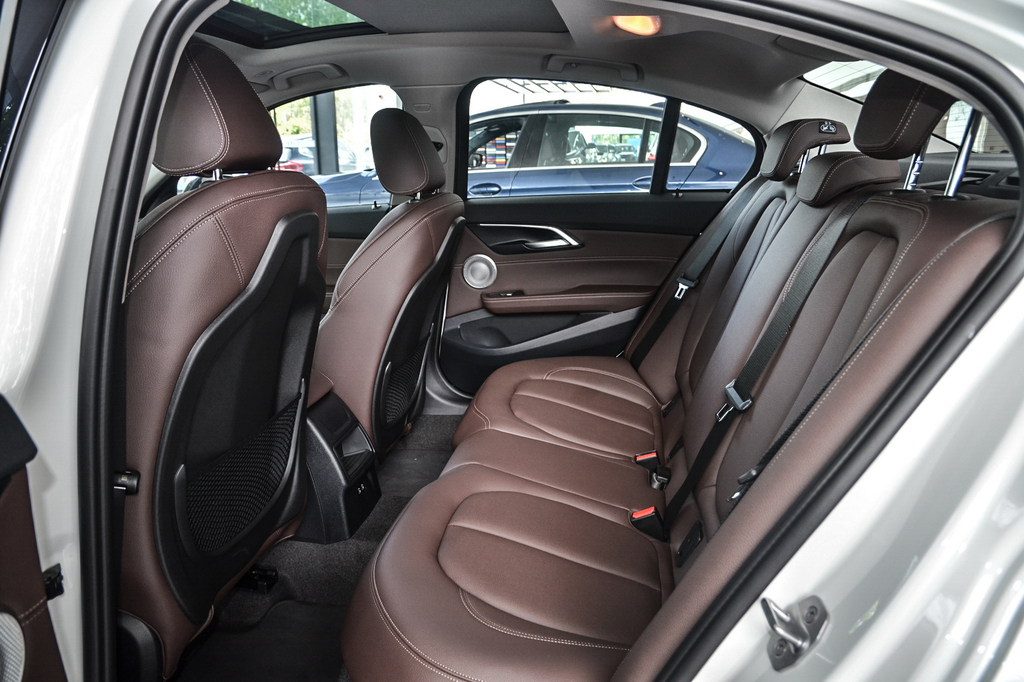 【 宝马1系三厢高清图片】_2021款 改款 120i m运动曜夜版_空间展示