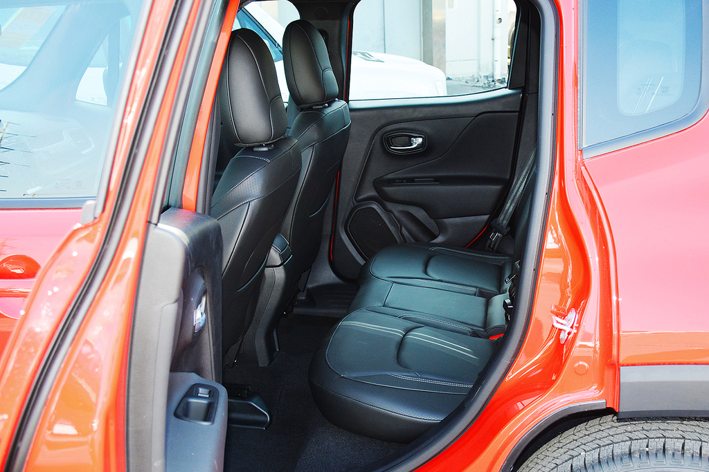 【 jeep自由侠高清图片】_2021款 220t 自动80周年纪念版_空间展示