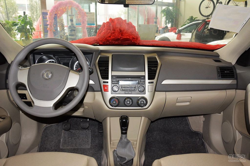 左 右→外观颜色:汉玉白内饰颜色:温馨浅色东风风神a604s店报价
