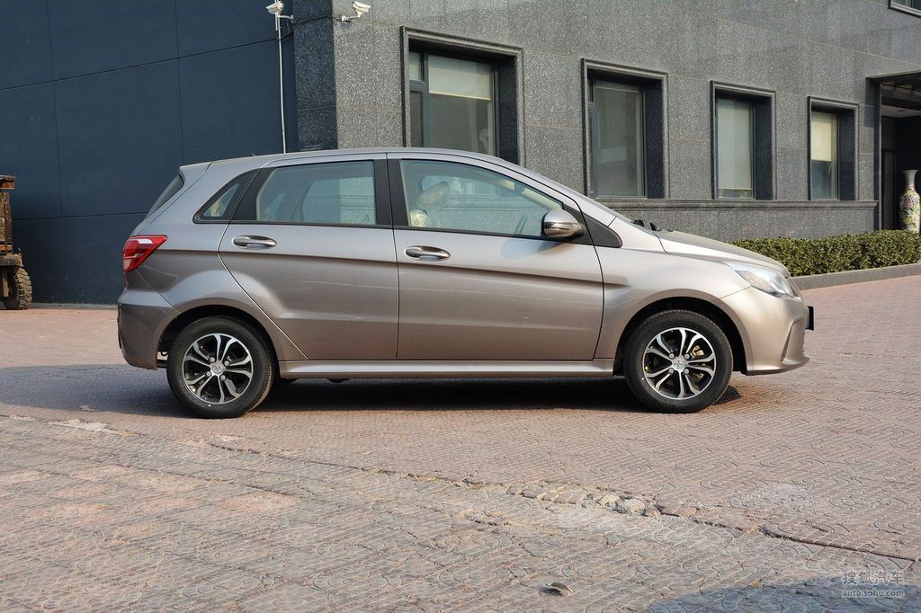 【 北汽绅宝d20 两厢高清图片】_香榭丽舍金_外观_搜狐汽车网