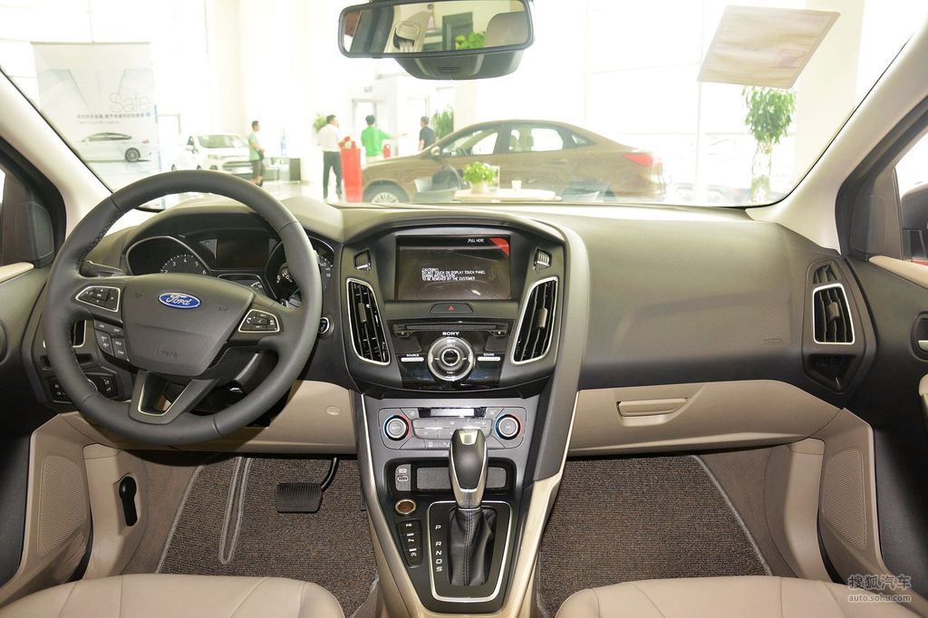 福特福克斯三厢高清图片】_2015款 ecoboost 180 自动旗舰型_浅色内饰
