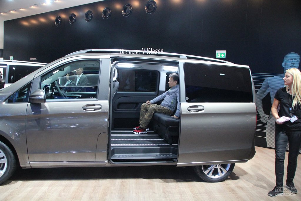 奔驰v220法兰克福车展实拍     提示:支持键盘翻页 &larr;左 右&rarr
